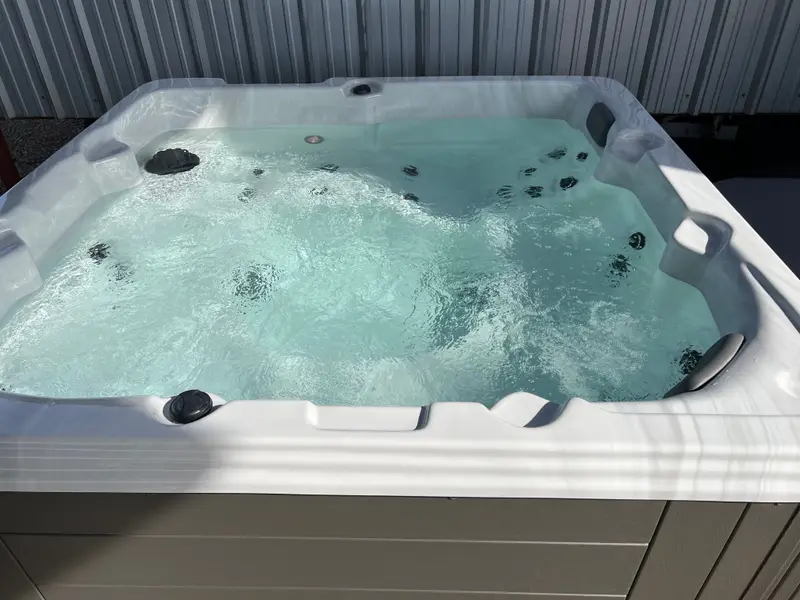 Jets bubbling in a grey-shell tub