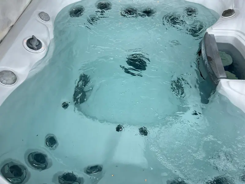 Jets running in clear water